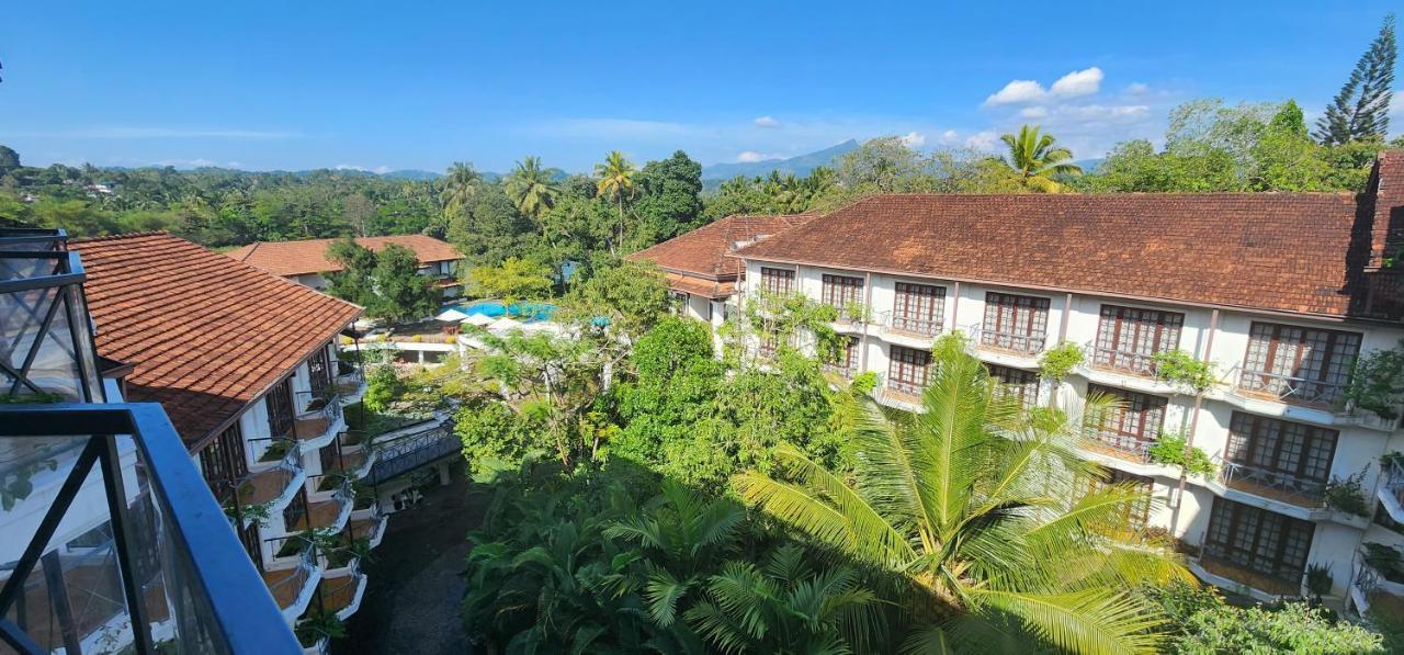 Mahaweli Reach Hotel Kandy Exterior photo