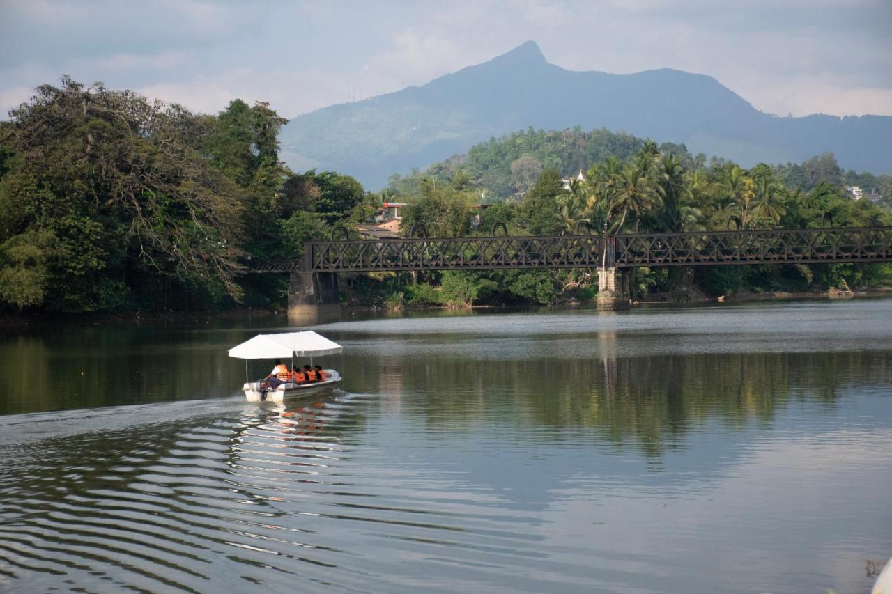 Mahaweli Reach Hotel Kandy Exterior photo