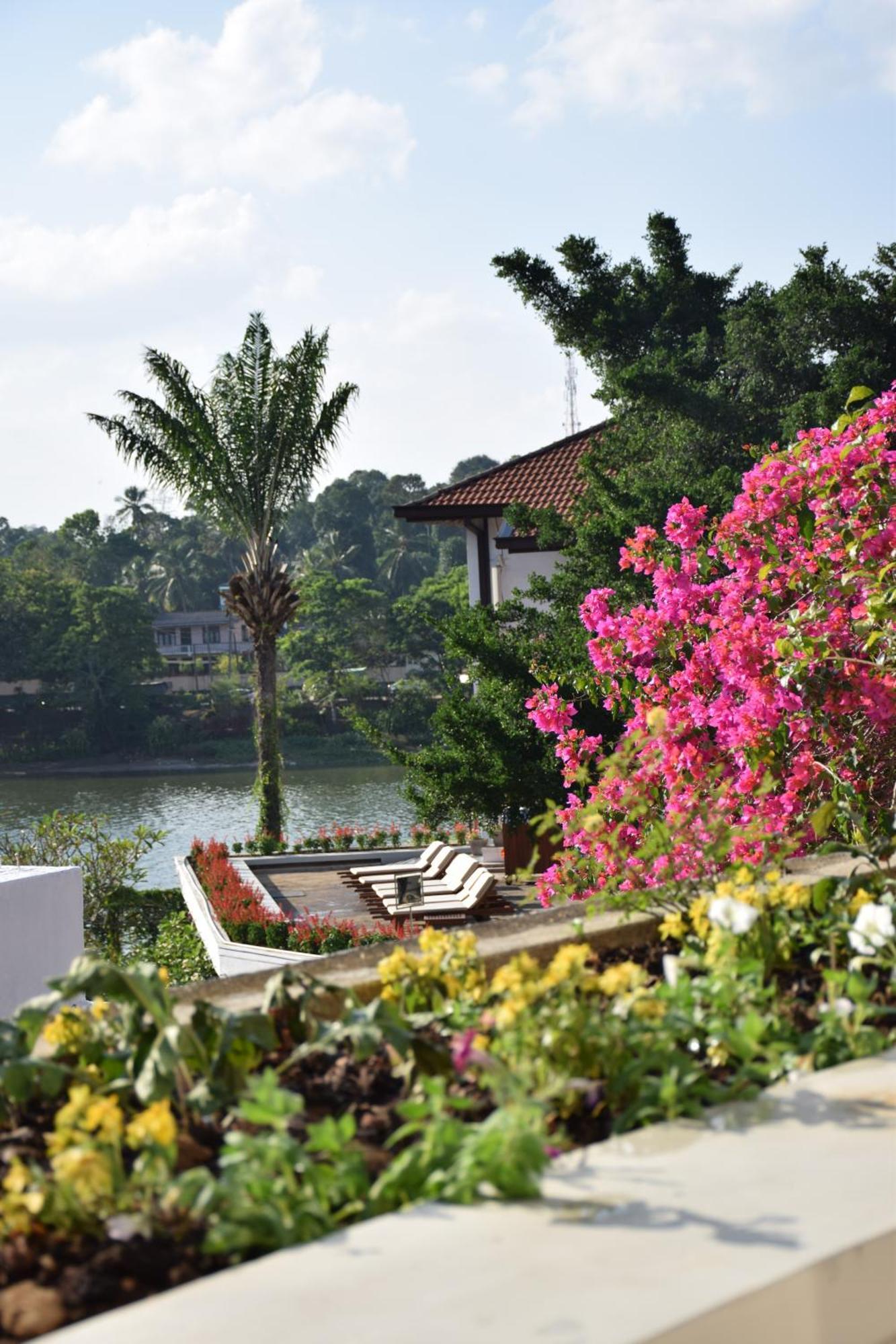Mahaweli Reach Hotel Kandy Exterior photo