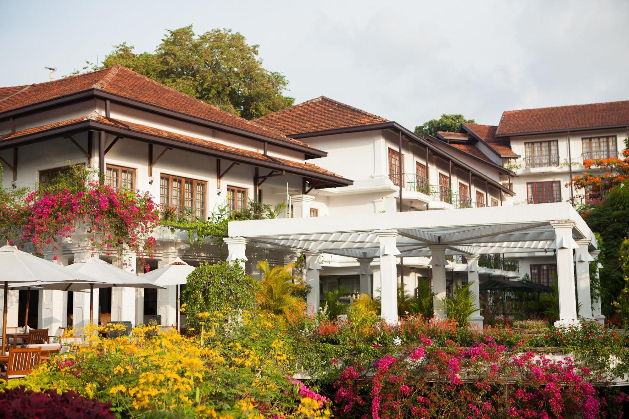 Mahaweli Reach Hotel Kandy Exterior photo