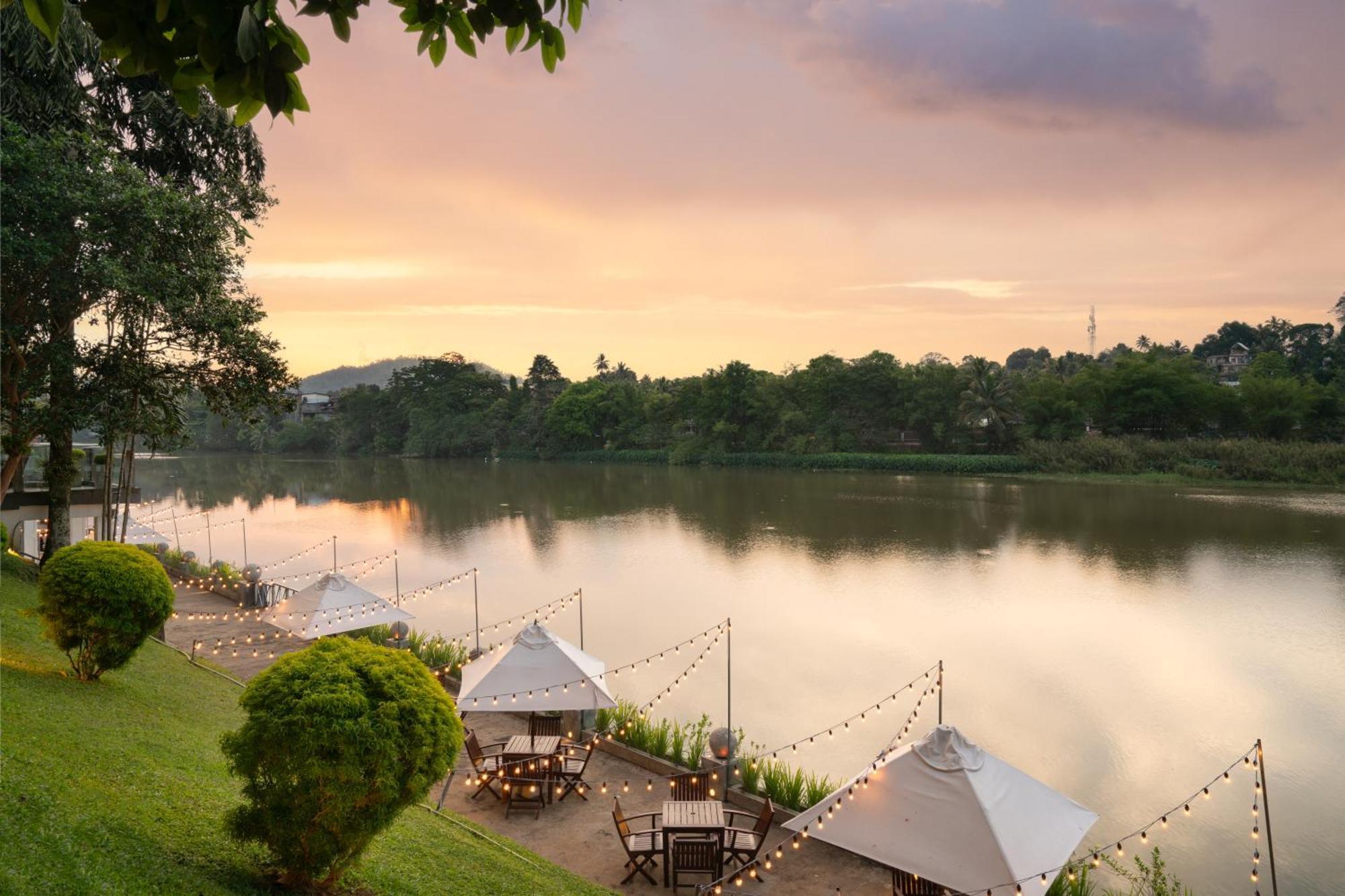 Mahaweli Reach Hotel Kandy Exterior photo