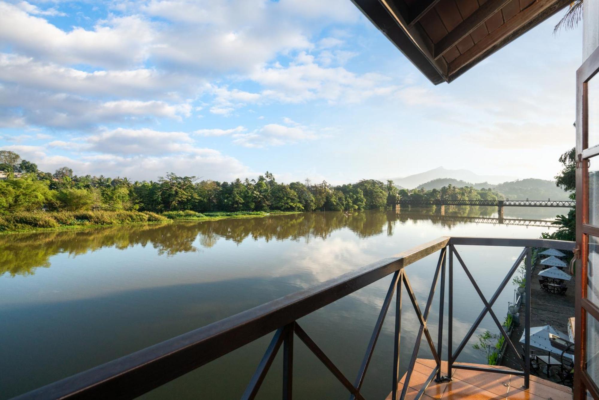 Mahaweli Reach Hotel Kandy Exterior photo