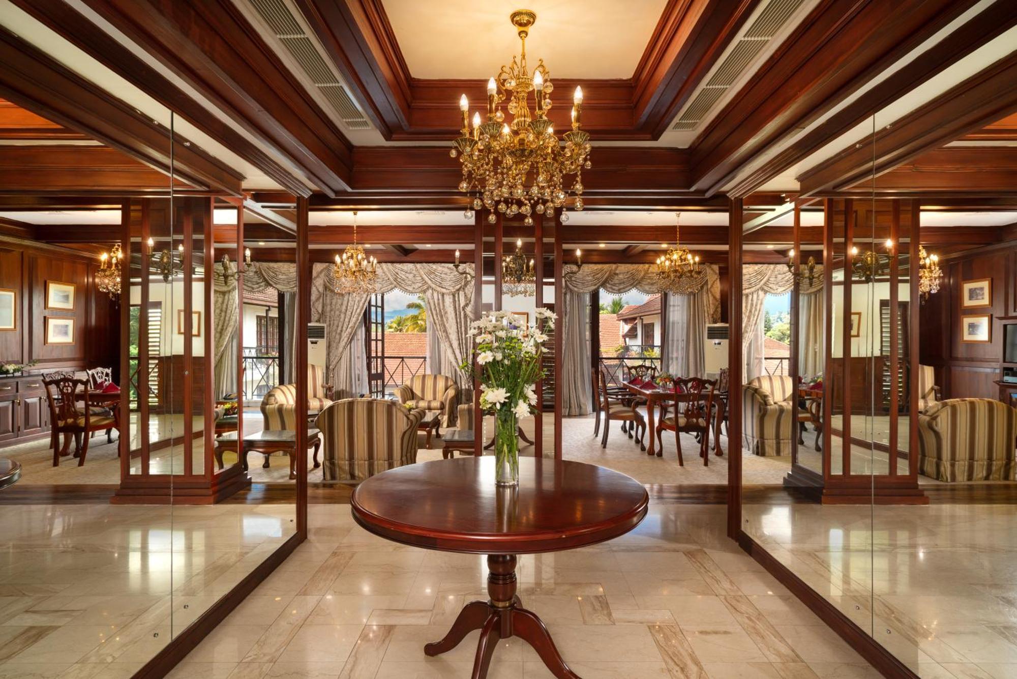 Mahaweli Reach Hotel Kandy Exterior photo