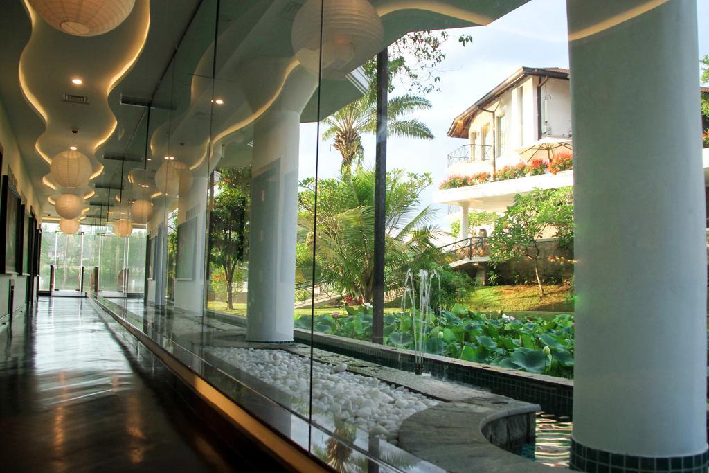Mahaweli Reach Hotel Kandy Exterior photo
