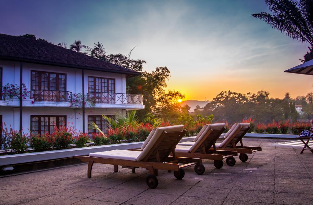 Mahaweli Reach Hotel Kandy Exterior photo